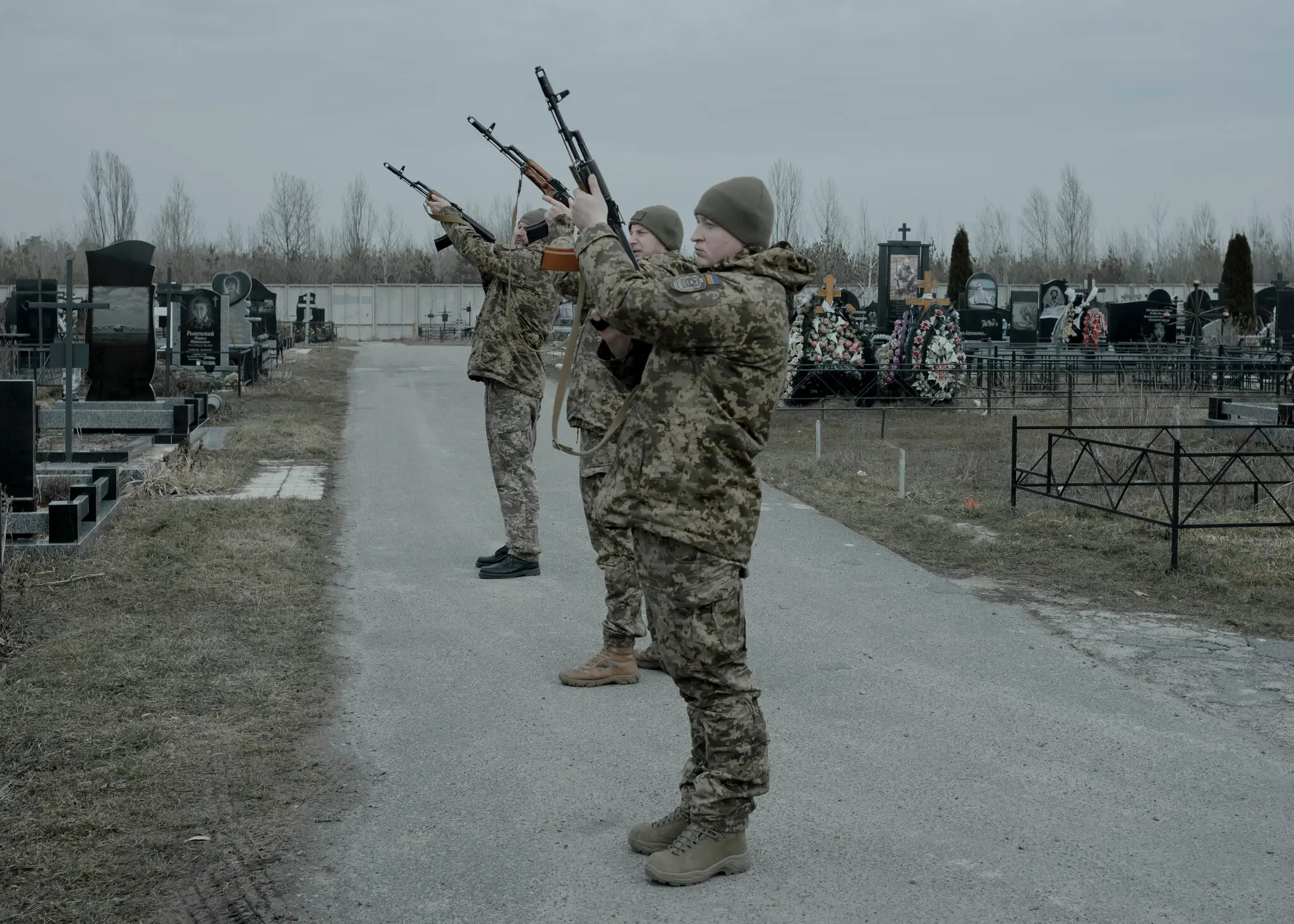 Українські військові стріляють із салюту під час похорону побратима в лютому. Офіційні особи США оцінюють втрати українських військових у понад 150 тис.
